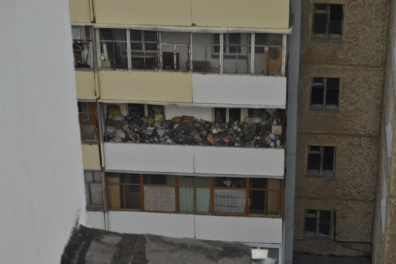 Тот случай ,когда выбросить жалко, а хранить негде балкон, мусор, прикол, хлам