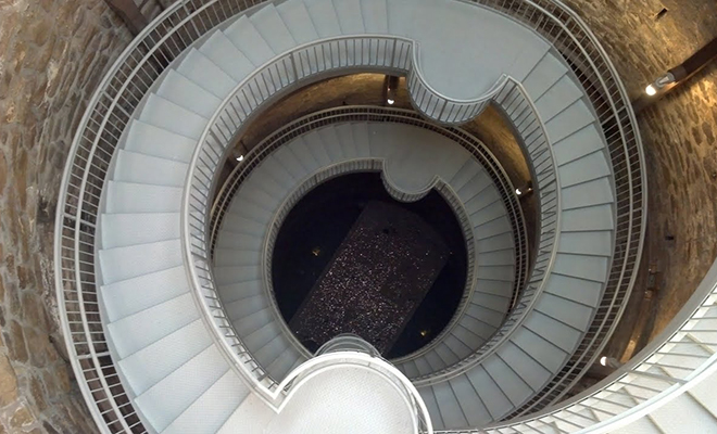 Внутри самого глубокого колодца в мире. Чтобы добраться до воды, пришлось выкопать яму в 400 метров