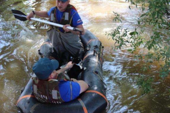 Спасателям Хабаровского края приходится вывозить брошенных в наводнении животных