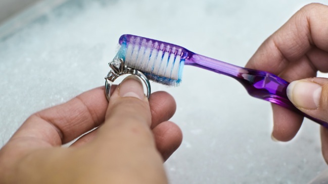 Как в быту могут пригодиться старые зубные щетки