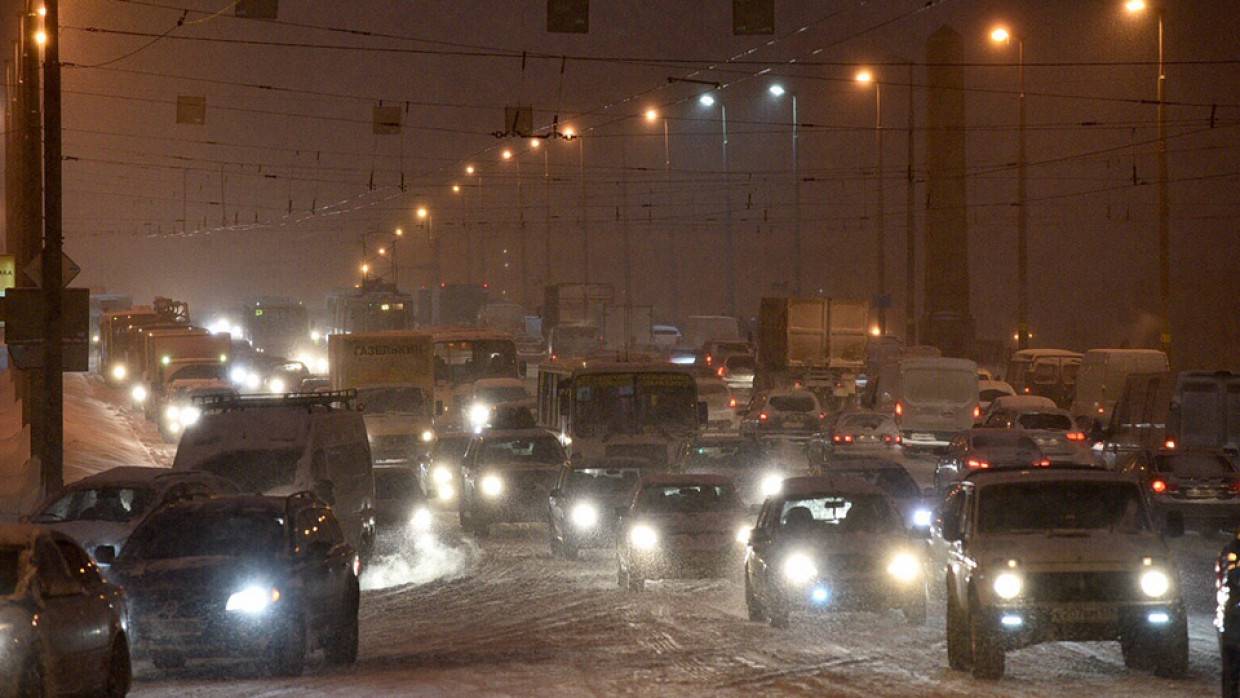 Зачем пробка. Пробки в Питере. Городские пробки. Город автомобилистов. Утро город снегопад США.