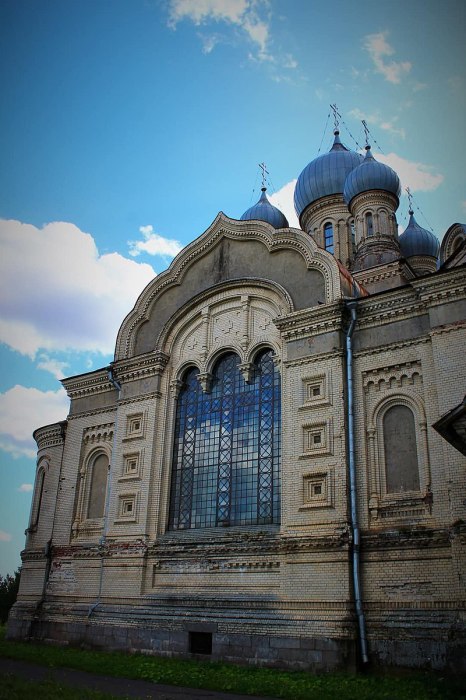 Храм Спаса Нерукотворного Образа в селе Кукобой. Северный фасад. Витражное окно