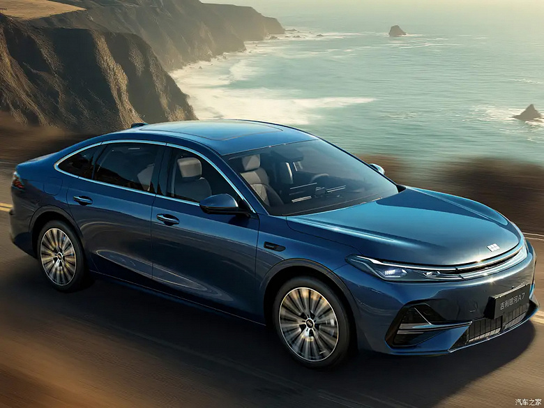 Аналог Toyota Camry и Honda Accord от Geely с запасом хода 2100 км, расходом 2 л на 100 км и мощностью 238 л.с. Geely Galaxy A7 EM-i показали во всей красе
