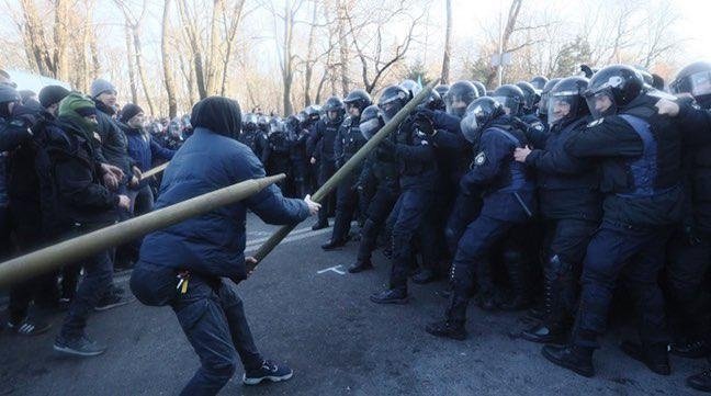 Камни и слезоточивый газ: в Киеве началось жесткое столкновение полиции с националистами