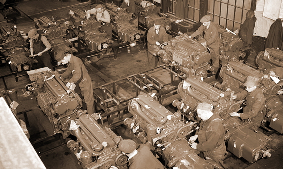 ​Рабочие собирают двигатели «Дженерал Моторз» GM 6-71 на заводе «Ангус Шопс». Такие могли появиться и на «Шерманах» канадского производства - Дизельный янки при дворе короля Георга | Warspot.ru