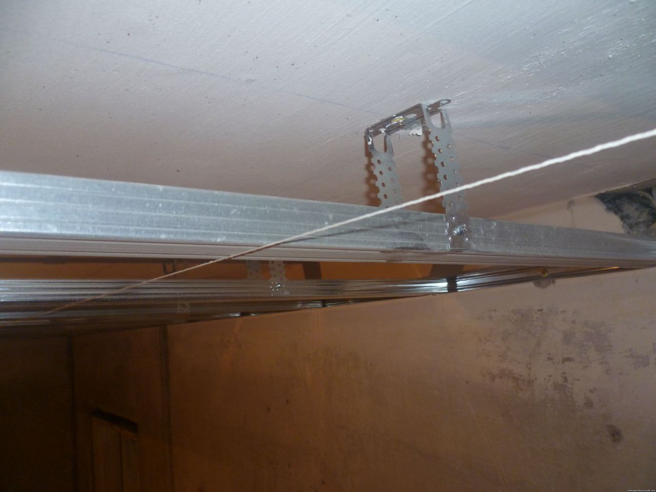 Как выровнять очень кривой потолок Как выровнять очень кривой потолок