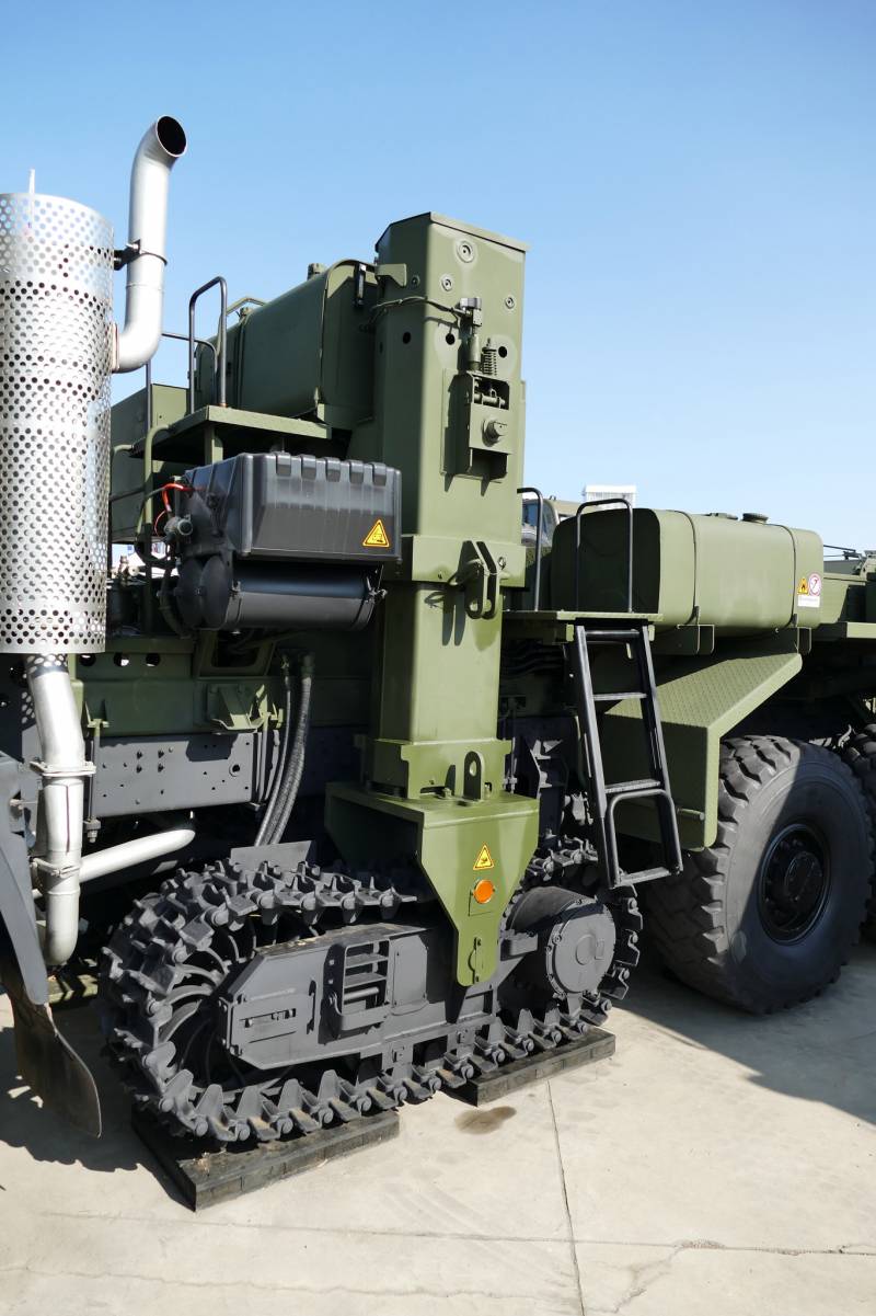 Две гусеницы и шесть колес: землеройная машина из Галича Две гусеницы и шесть колес: землеройная машина из Галича оружие