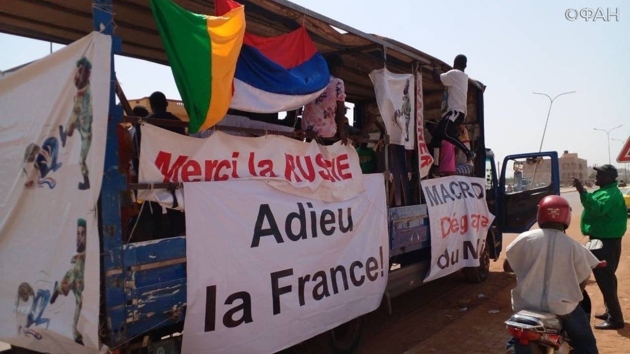 «Ассими — Путин»: в Мали прошли массовые антифранцузские митинги