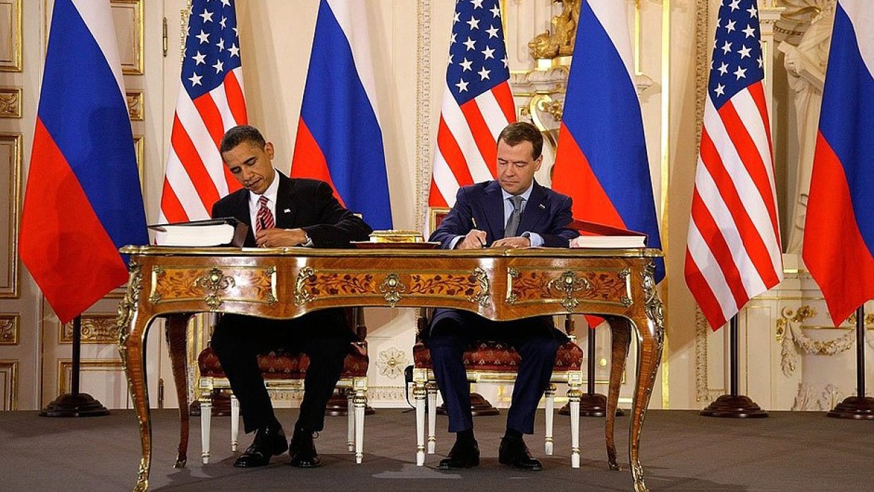 Экс-президенты США и России Барак Обама и Дмитрий Медведев подписывают СНВ-III