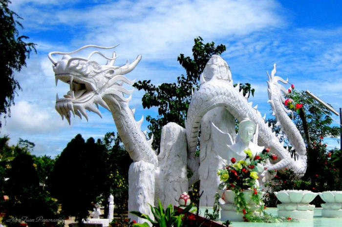 Памятник божественному дракону и его жене во Вьетнаме