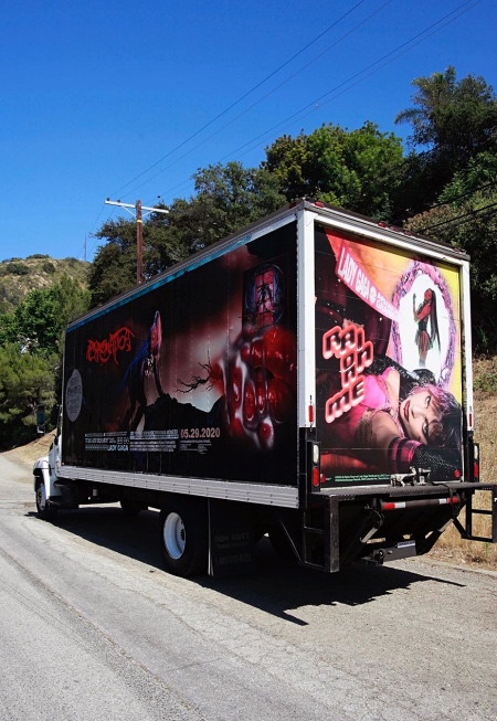 Космическая доставка: Леди Гага лично отвозит свой новый альбом ритейлерам Космическая доставка: Леди Гага лично отвозит свой новый альбом ритейлерам Звезды,Новости о звездах