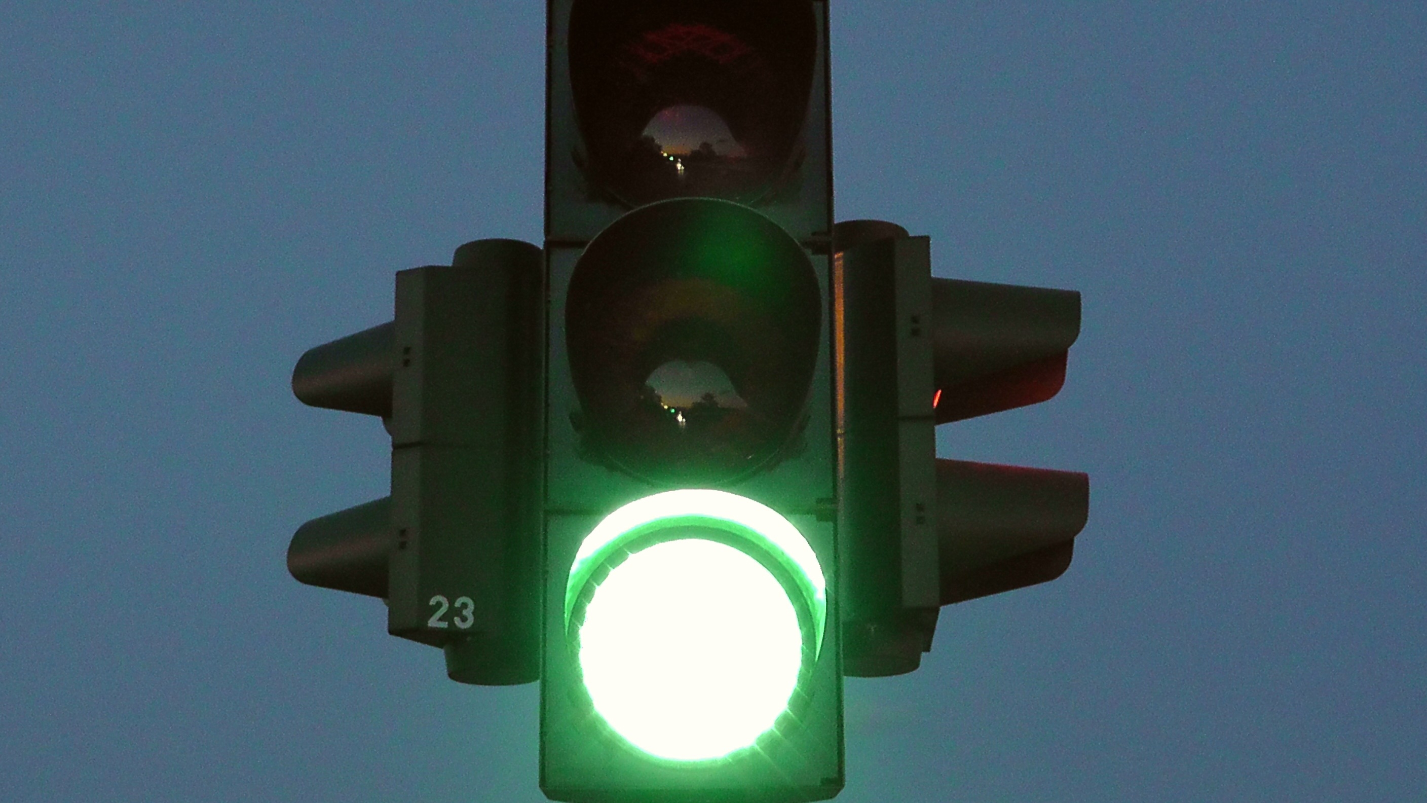 Светофоры всегда зеленые. Светофор. Зеленый светофор. Зеленый сигнал светофора. Светофор для пешеходов.