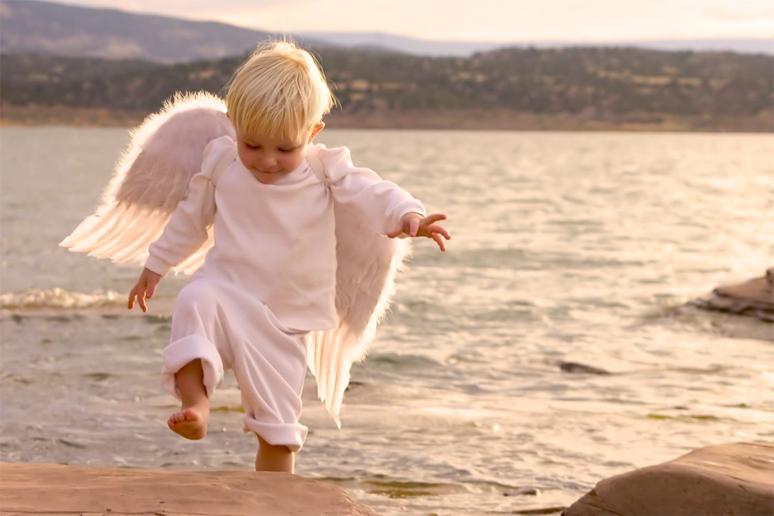 Господь удовольствие. Ребенок с крыльями ангела. Ангел малыш. Доброта картинки. Мотиватор доброта.