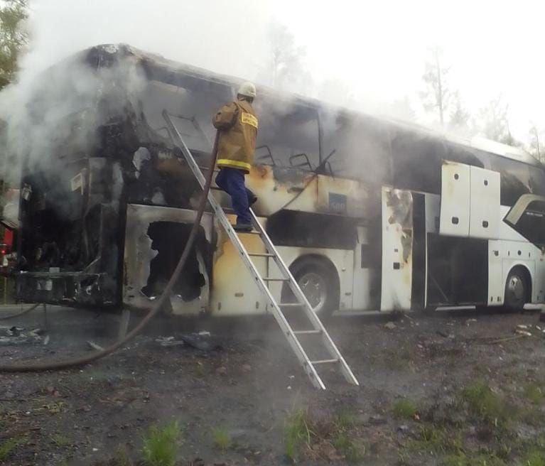Рейсовый автобус с 47 людьми воспламенился на ходу в Иркутской области