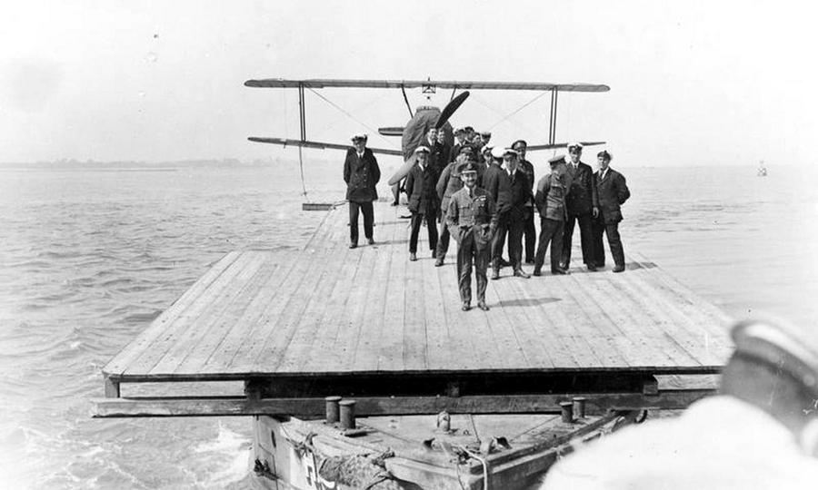 ​Разработчики и испытатели «Кэмел-лихтера» на палубе своего детища, июль или начало августа 1918 года. Сэмсон стоит на переднем плане - Карманные авианосцы в охоте на цеппелин
 | Warspot.ru