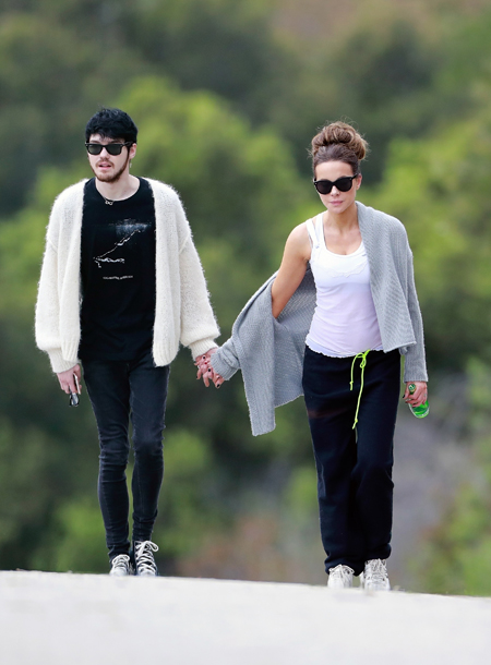 Кейт Бекинсейл ссорится с подписчиками из-за нового 22-летнего бойфренда Кейт Бекинсейл ссорится с подписчиками из-за нового 22-летнего бойфренда Звезды,Звездные пары