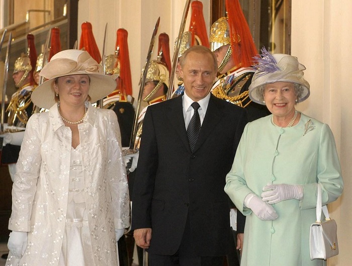 Людмила Путина для встречи с королевой Великобритании выбрала слишком театральный наряд