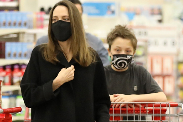 Анджелина Джоли с сыном Ноксом на шопинге в Лос-Анджелесе