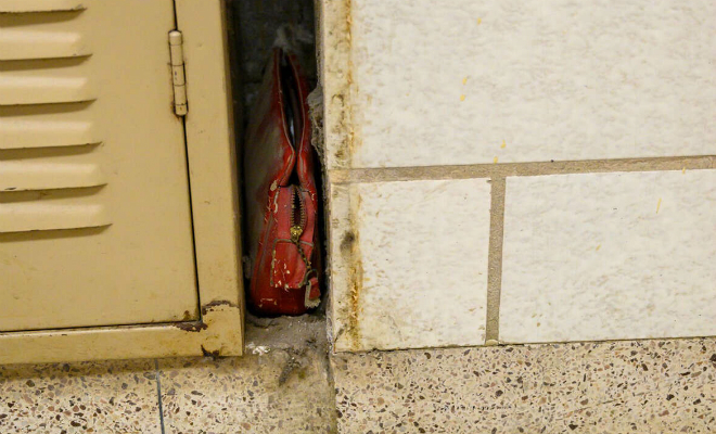 Сумка за шкафчиком в школе лежала 60 лет. Охранник случайно ее нашел и сделал фото забытых вещей