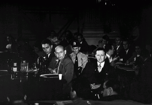 Ханс Эйслер на допросе Комиссии по расследованию антиамериканской деятельности, 1947