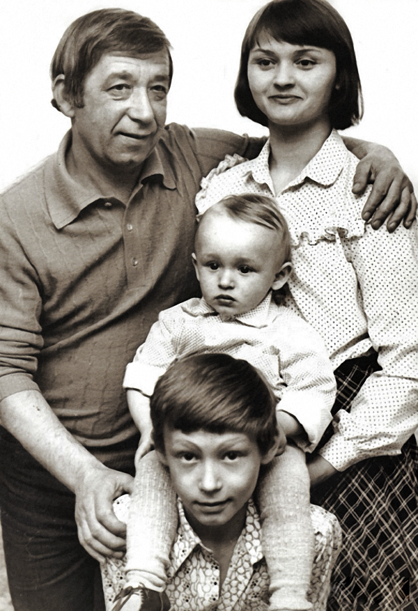 Фото знаменитостей в кругу семьи из домашних архивов фотография