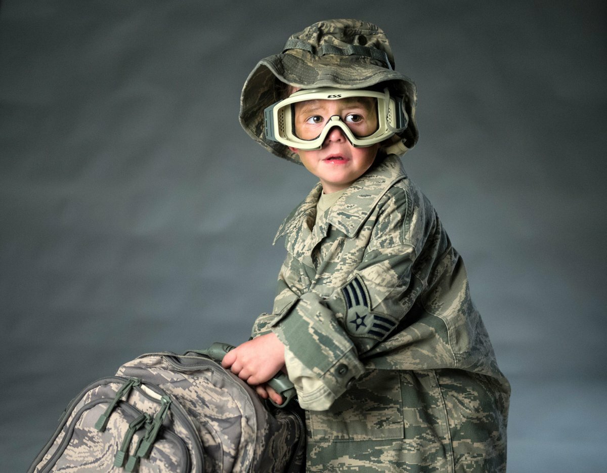 Детях fora. Военный с ребенком. Малыш в военной форме. Дети в военной форме США. Младенец в военной форме.