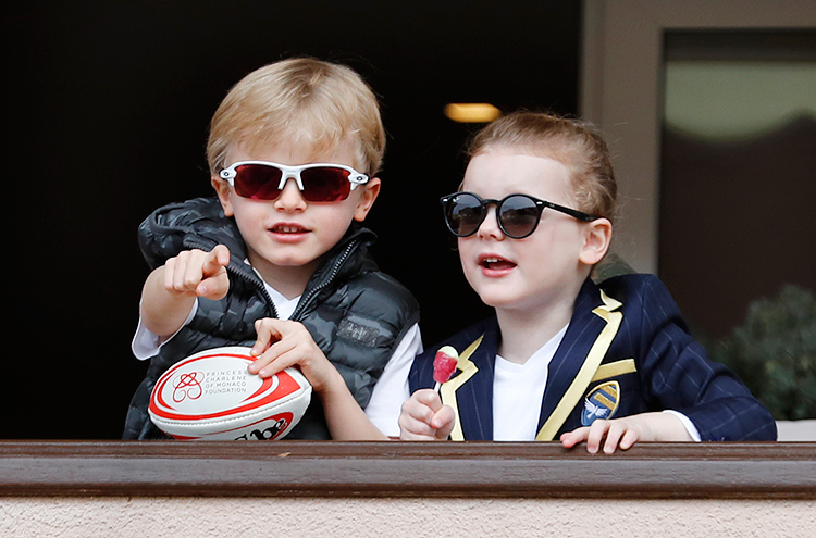 На стиле: княгиня Шарлен и князь Альбер с детьми на турнире по регби На стиле: княгиня Шарлен и князь Альбер с детьми на турнире по регби Дети,Детская мода
