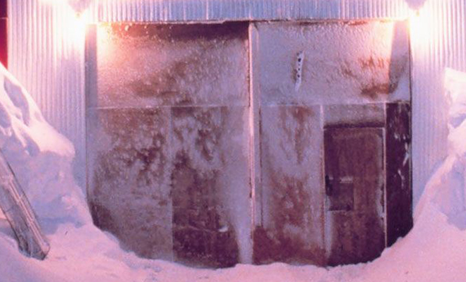 В Антарктиде заметили оттаявшую дверь в леднике: некоторые верят, что там может быть тайная база Рейха 