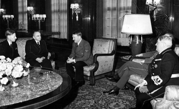 Деканозов [2-й слева] и Гитлер, 1940. Источник: feldgrau.info