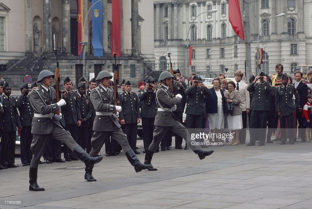 Восточно немецкие. Восточная Германия. German марш. Война в Германии 1980. Немцы в 1980.