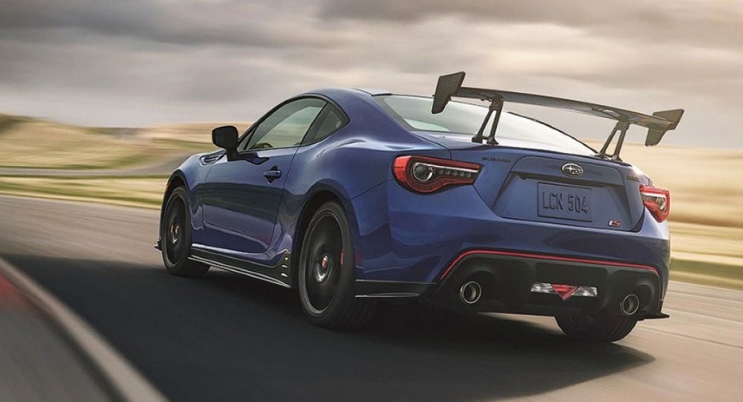 Дрифт между припаркованными машинами: невероятный рекорд