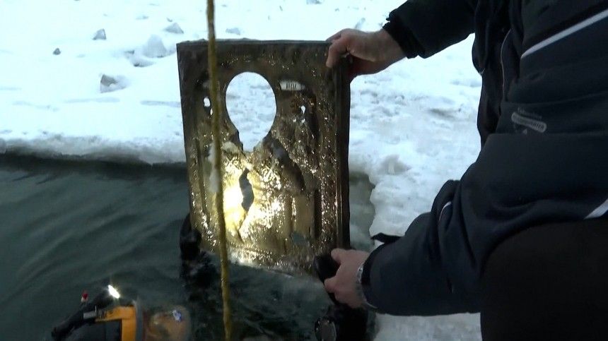 Петербургские водолазы случайно достали из Невы старинные иконы