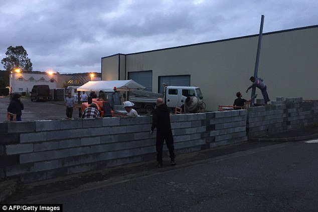 Французы окружили стеной заброшенный отель, лишь бы он не достался беженцам