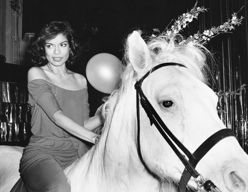 Бьянка Джаггер в свой день рождения въехала на белом коне в клуб Studio 54 в 1977 году Веселые, люди, эпоха