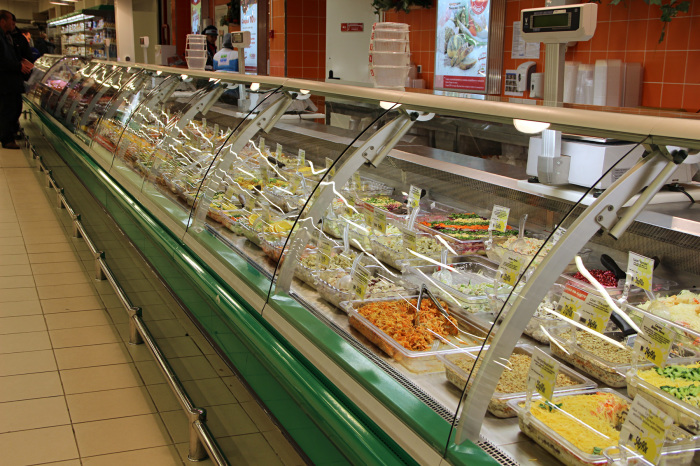 В продуктовом магазине не стесняются перепродавать несвежие продукты в приготовленном виде. /Фото: russianreport.files.wordpress.com