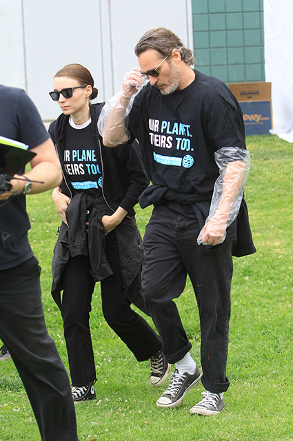 Хоакин Феникс и Руни Мара на митинге в защиту прав животных Звездные пары