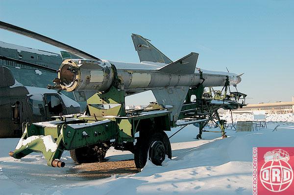 Ракета комплекса С-25 в транспортном положении на полуприцепе. Таким образом это оружие доставляли из специальных хранилищ к стартовым столам. Тележка участвовала и в подъеме ракеты.