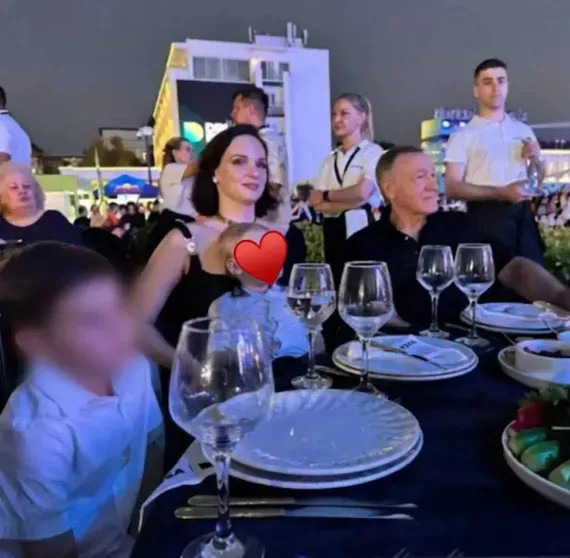 Стало известно, что 70-летний миллиардер Араз Агаларов познакомился со своей новой молодой женой, когда той было 18 лет Агаларова, Алёне, Иванова, Агаларов, детей, женился, супруги, Эмина, Шейла, данным, когда, более, несколько, Ивановой, официально, Агаларовы, миллиардера, новый, какойто, Group