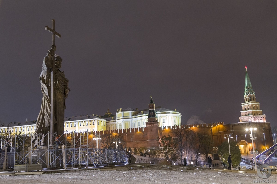 Какому владимиру памятник в кремле