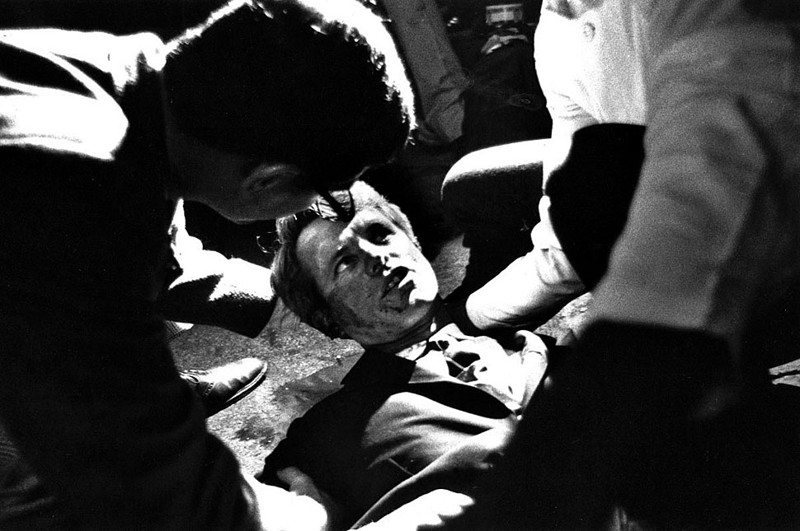 Роберт Ф. Кеннеди лежит на полу после ранения в голову, 1968 год, США история, люди, фотографии