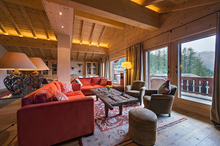 Красный диван и уютный свет: шале в Швейцарских Альпах