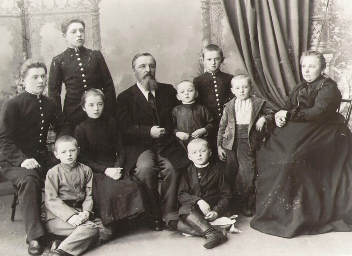 Ф. М. Достоевский с семьей