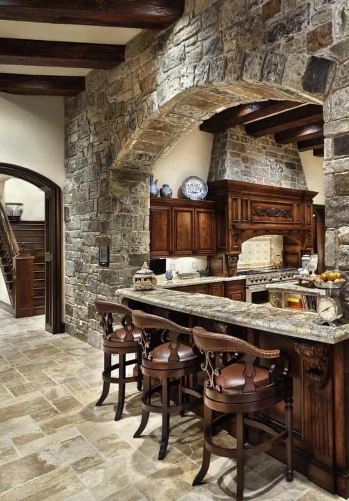 Камень и дерево на кухне. Как вам такая идея? 