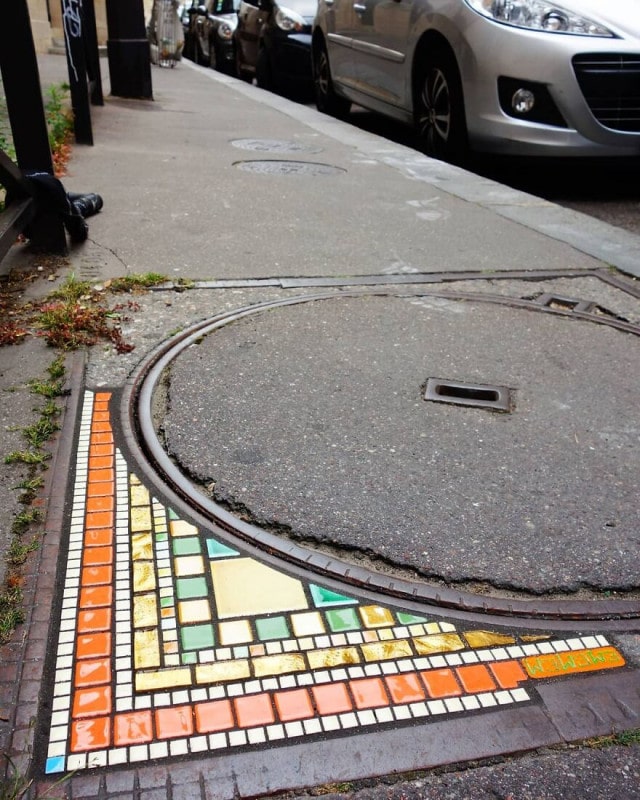 Дорожный хирург из Лиона: уличный художник латает выбоины мозаикой городская среда,мастерство,творчество