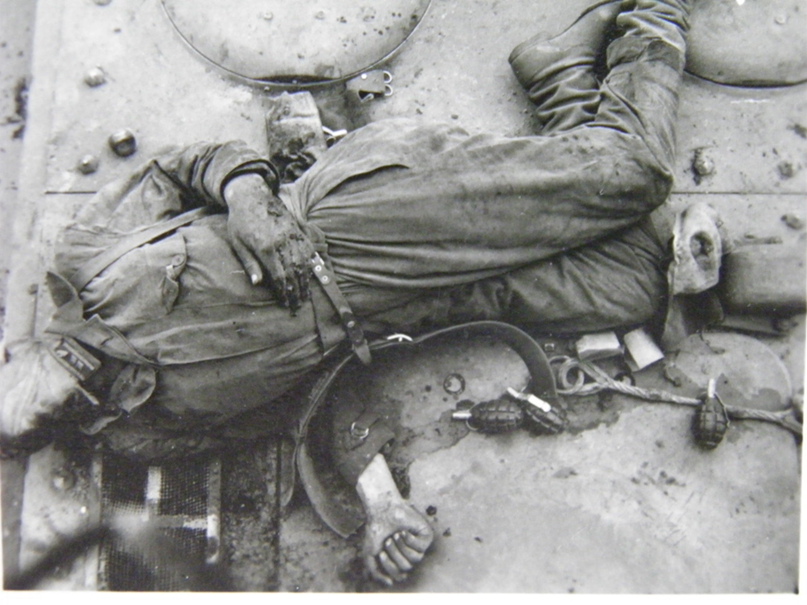10. Погибший лейтенант-танкист из экипажа подбитого на шоссе Слоним-Волковыск КВ-1 6-го мехкорпуса,оказался единственным выжившим,в одиночку вёл бой,отстреливаясь из снятого ДТ (имеется на других ракурсах фото),гранаты Ф-1 использовать не успел.Конец июня 1941 г.