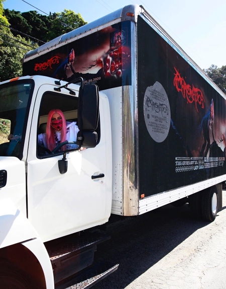 Космическая доставка: Леди Гага лично отвозит свой новый альбом ритейлерам Космическая доставка: Леди Гага лично отвозит свой новый альбом ритейлерам Звезды,Новости о звездах