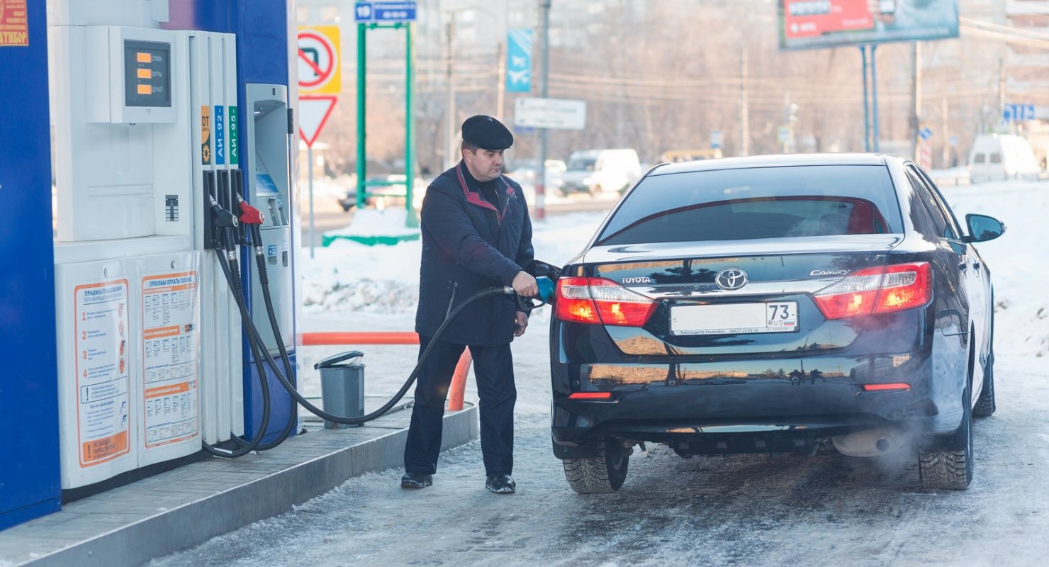 Почему возле колонок АЗС нельзя стоять с заведенным мотором Автомобили