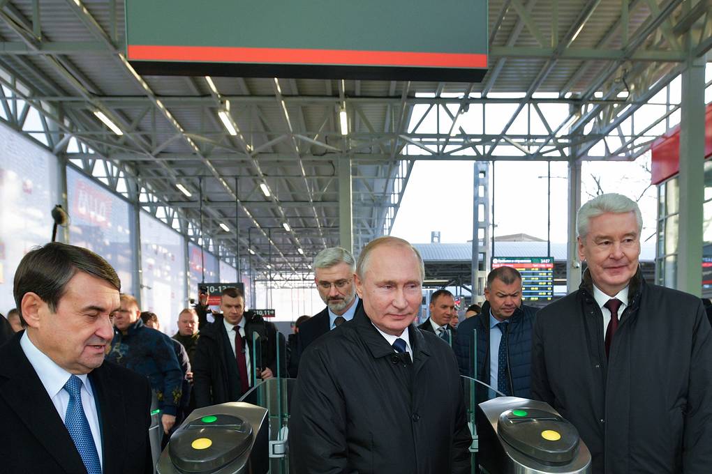 Собянин во время поездки по МЦД подарил Путину именную карту "Тройка" власть,общество,Путин,россияне,Собянин