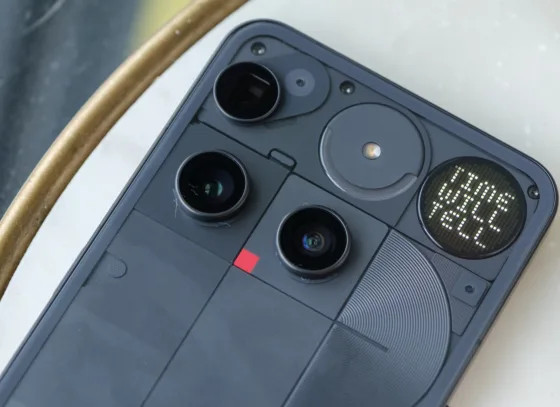 Nothing пришлось оправдываться за стоковые фото, выдаваемые за Phone 3