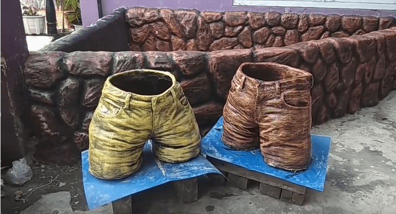 Штаны polo ralph lauren вильвет. Клумба в джинсах. Клумбы для цветов из джинс. Детский дом горшку. Штаны горшка.